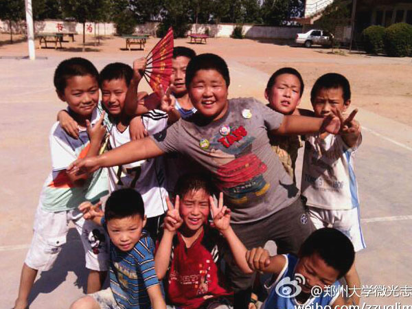 7��17�������ƻ����s�Q��������������ٿh�R��ƺ�l(xi��ng)��?j��ng)_С�W(xu��)��ȭ��С�(du��)�T����Ȼ�����ڵ��ž������������ڞ��������ݴ�W(xu��)��΢�⡱־Ը�߈F(tu��n)�(du��)�e�k�ĵ���ˇ�R������(zh��n)����