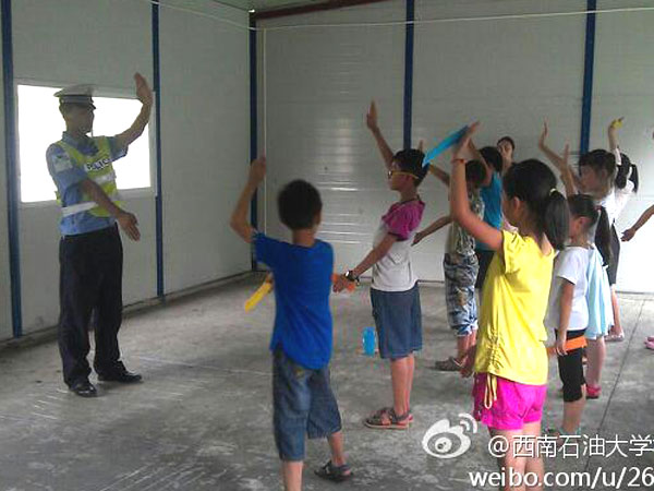 7��24�գ�����ʯ�ʹ�W(xu��)У��(b��o)ӛ�߈F(tu��n)���Ű�֧��־Ը�(du��)�o���ӂ�������һ�ò�һ�ӵ��I(y��)�w�(y��n)�n�����а������t(y��)�����ώ������죬�ƌW(xu��)������ώ���N�I(y��)���(du��)�T��ϣ�������ӂ��ڸ����I(y��)�ώ�ָ��(d��o)�����܌�δ����������Mϣ�����D�顰���������ڽ̌�(d��o)���ӂ���ָͨ�]�Ļ��A(ch��)�ք���