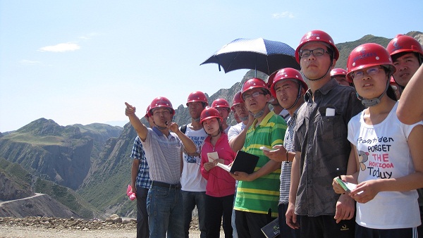 7��9�գ�ʯ���Ӵ�W(xu��)��������顱�F(tu��n)�(du��)�ڶ���ǰ����˹����ˮ���м~��������(sh��)���{(di��o)�п�˹����ˮ���м~���̵ĵ��|(zh��)��r���D���(du��)�T��?c��)��J(r��n)�� (t��ng)ȡ�����ώ����v����