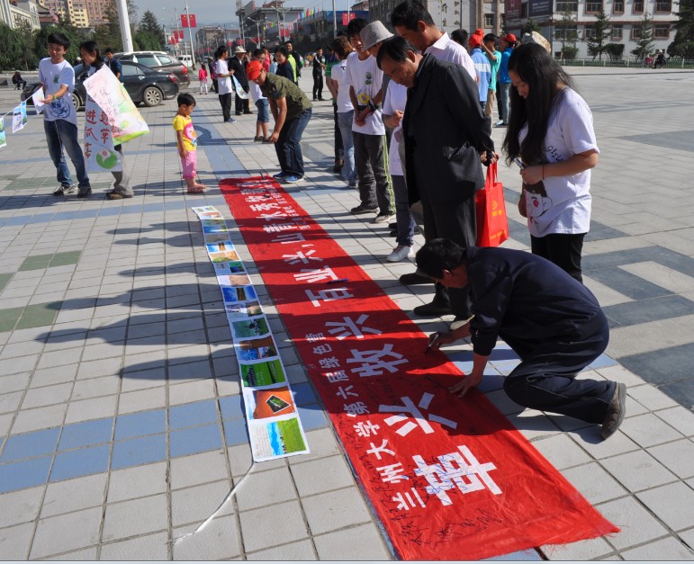 7��19�����m�ݴ�W(xu��)�����þGɫ�I(y��ng)����ף�������οh�����V��(ch��ng)���չ�_(k��i)���_(k��i)�I(y��ng)�xʽ���I(y��ng)�T��ͨ�^(gu��)�·f�����w����(b��o)�͈DƬ���ڏV��(ch��ng)�������������S��������P(gu��n)ע�c�v�����D�������ڗl�����������Լ��ĺ����͸�����