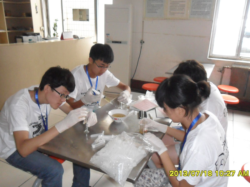 7��27�������ϴ�W(xu��)���YԴ�ɡ�����������`��꠵��_��һ�����`�ء����ĳǡ�꠆T���R��ͣ��ǰ����һ��ȡ���c�M��ȡ�ӹ������D��꠆T���ڌ�200ml�Ę�Ʒ�b�M20��С������ԇ��ƿ����