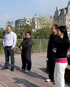 網(wǎng)友參觀晉陽湖　　晉陽湖項(xiàng)目原投資計(jì)劃為2.2億元，區(qū)域內(nèi)五座橋?yàn)榫坝^橋。為完善其功能，強(qiáng)化景觀提升效果，對部分項(xiàng)目進(jìn)行了優(yōu)化、提升，包括將區(qū)域內(nèi)五座景觀橋改為市政橋并新增兩座市政橋。