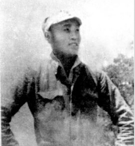 ���һ���1911��1941������Ұ�Q���M�壬�|��ʡ�|ꖿhʯ����������1930������Ї����a�h��1931�ꡰ��һ�ˡ���׃���l(f��)����(j��ng)У��ͬ��������W���ؼ��l(xi��ng)���ա�1932��5���ڼ��l(xi��ng)�M����ƽ�|�����x��܊�����������ô�������ָ�]����(zh��n)�`��C�ӣ��˷Q��С��������1935�ꅢ�ӡ�һ��.�š��W���ۇ��\�������u���\���еġ���������1939�����A��������(li��n)܊˾��T��������ΰ�·܊�x�켽܊�^(q��)��ʮ�F�F�L��1941��2��4�գ��r�ΰ�·܊�x�켽܊�^(q��)��ʮ�F�F�L���һ�����ָ�]�����R�I��(zh��n)���в��Ҡ�������H30�q��