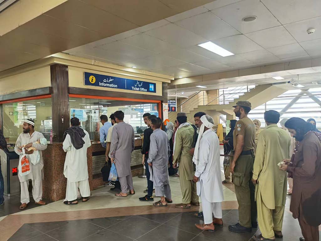 當?shù)孛癖娫诶蠣柍染€地鐵里排隊購票。（人民網(wǎng)記者 石晶攝）