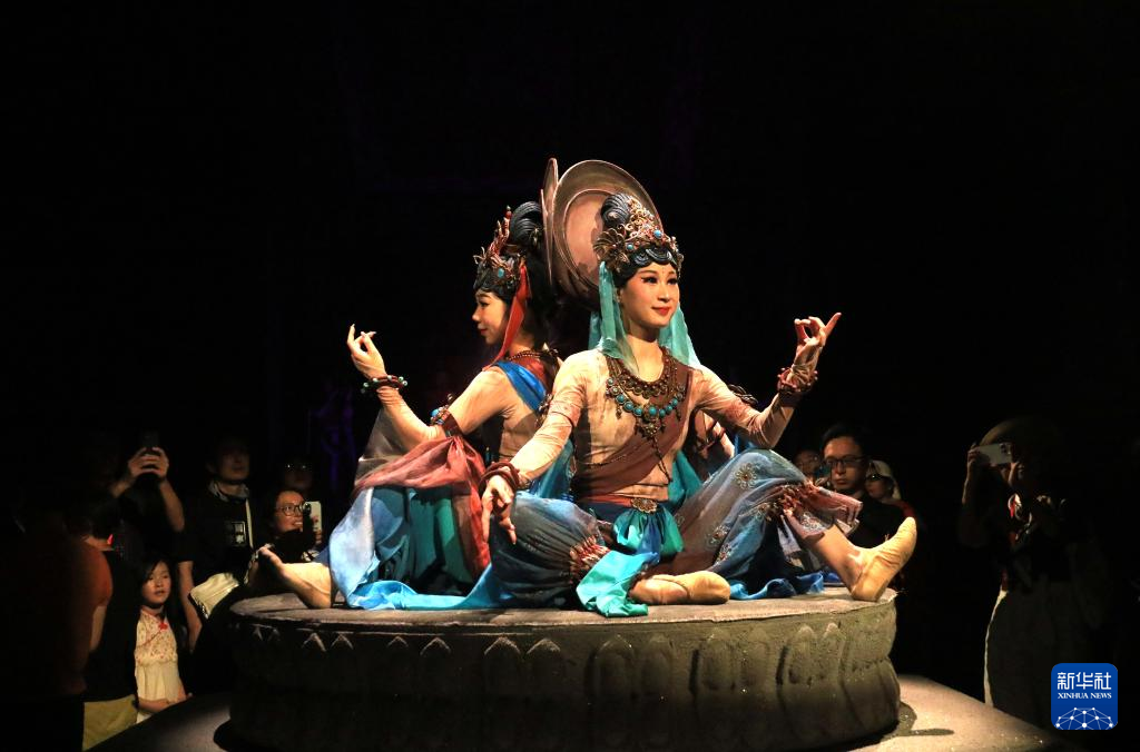 8月5日晚，游客在甘肅省敦煌市觀看大型洞窟式沉浸體驗(yàn)劇《樂(lè)動(dòng)敦煌》。 新華社發(fā)（張曉亮 攝）