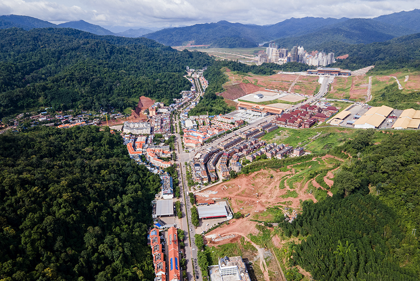 磨憨口岸俯瞰，右前方高層白色建筑群為老撾境內(nèi)。人民網(wǎng)記者 符皓攝