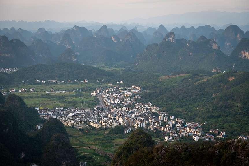 廣西層巒疊嶂，郁郁蔥蔥。 人民網(wǎng) 嚴(yán)立政攝